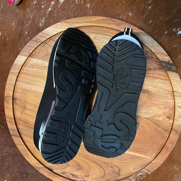 ASH - Picture 3 of 10